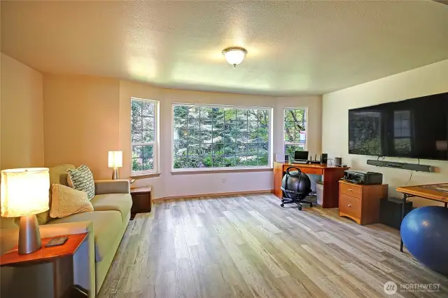 Large Office w/ High-speed Cable Broadband~