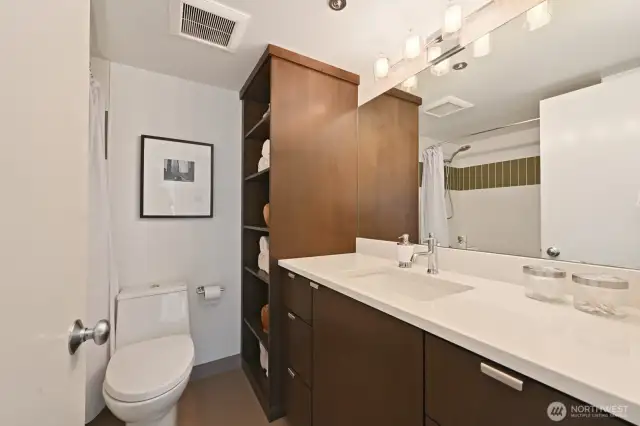 Second bath with tub