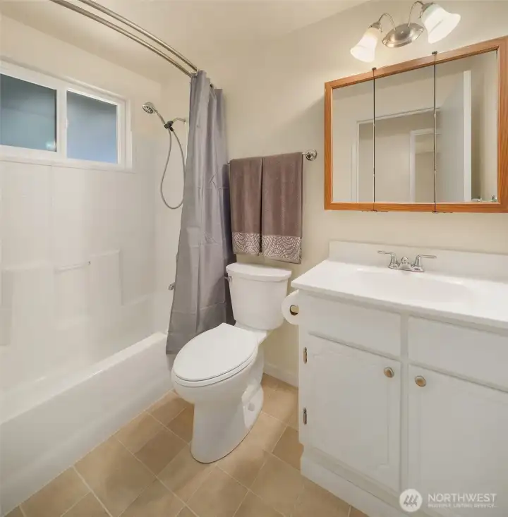 Full bathroom conveniently situated between the bedrooms.