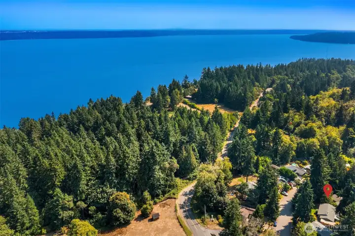 Such a great location - 1.7 miles to town, 2 miles from the Roasterie (morning coffee run), 1.3 miles from KVI beach (the best sandy beach on Vashon, and 1.7 miles from the Vashon School campus.
