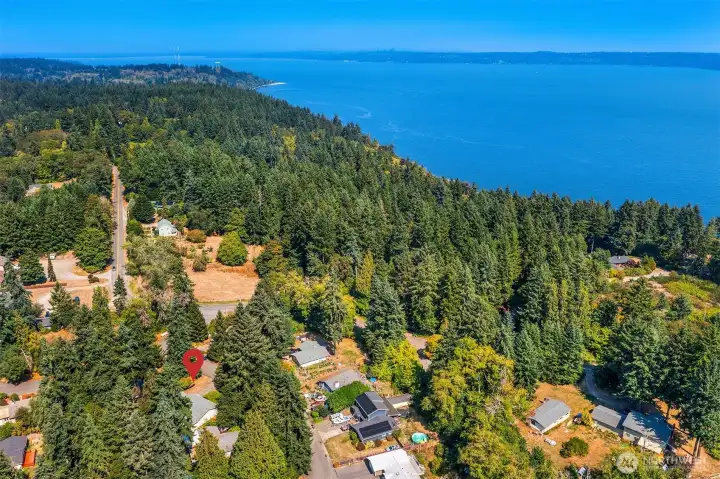 Just moments from the town of Vashon or 13 minutes from the north end ferry which takes you to West Seattle - or hop on the foot ferry for a scenic 20-minute ride to downtown Seattle.
