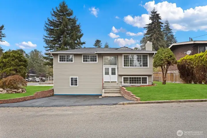 Gorgeous 5 bedroom, 2.5 bathroom home!