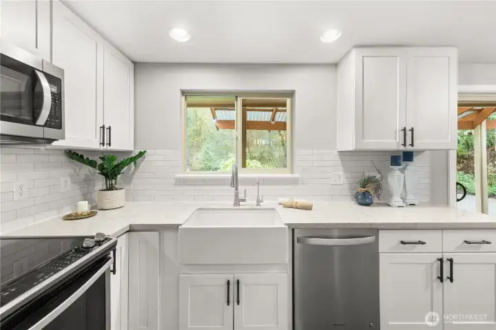 Enjoy the reverse osmosis water filtration system that has it's own water spout next to the kitchen faucet.