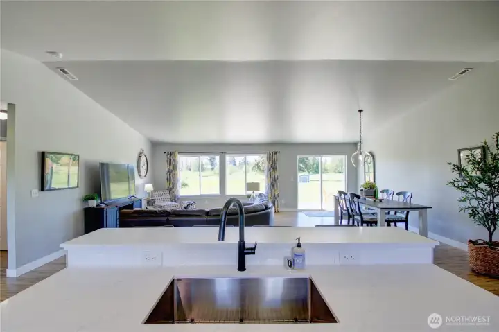 Kitchen quartz counter and eating bar.