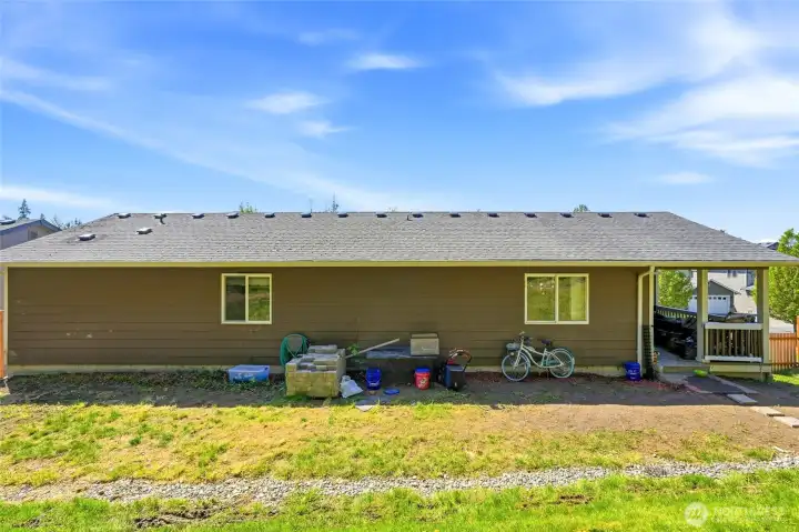 Featuring 3 bedrooms and 2 bathrooms, this 2013 home backs to a greenbelt for added privacy. Fully fenced rear yard with territorial Western views.