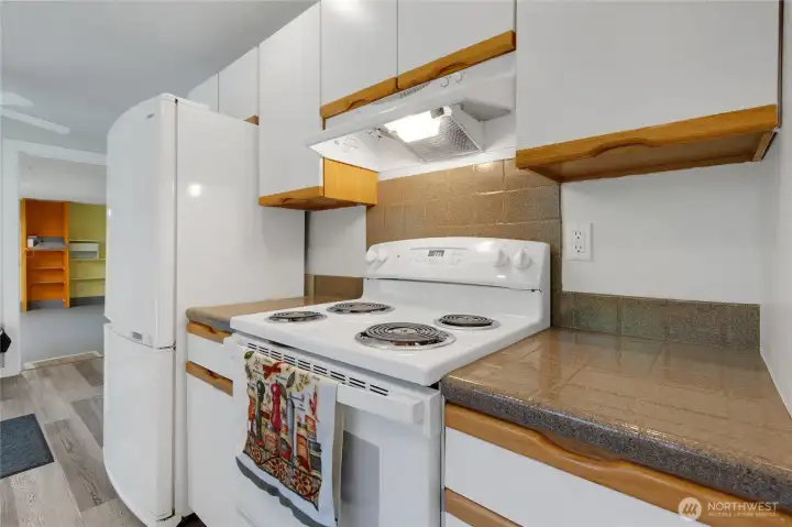 Well appointed kitchen, all appliances included.