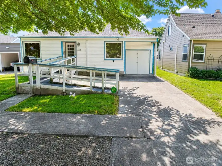 Front of home, front patio and driveway, minutes from Lake Sacajawea and playgrounds