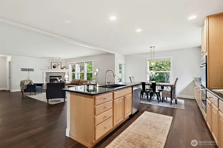 Large eat-in Kitchen Island