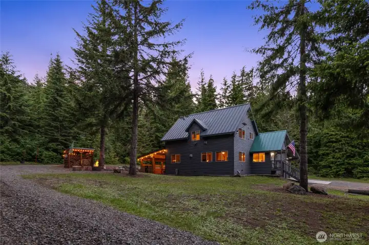 Ultimate cabin for entertaining. OR enjoy the solitude of the quiet mountains. You abut thousand of acres of Wenatchee National Forest for extreme privacy.