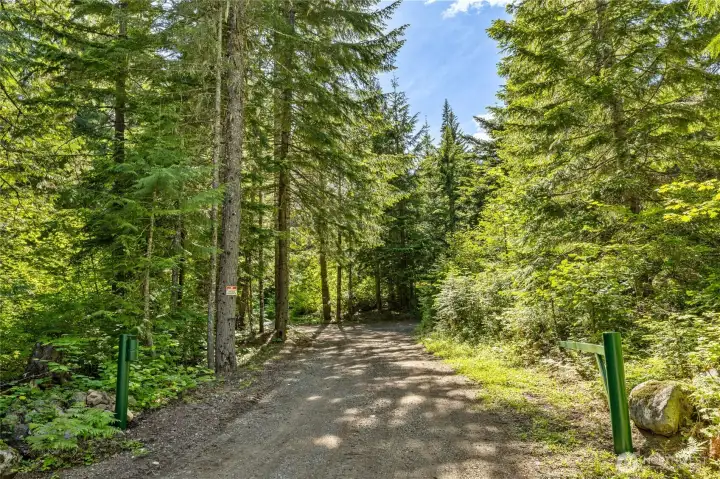 Gated private entry, the last cabin before the SnoPark! Access trails as far as you can imagine right from your front door. Cool tip- The Snow Groomer parks here & that means free plowing for you!