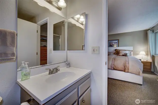 Main bedroom bathroom