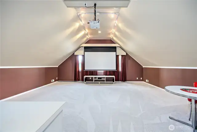 Huge recreation room above the garage with full size screen and projection/sound equipment.