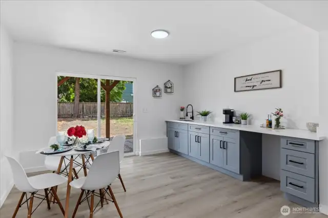 Wet Bar (Lower Level) in Family Room