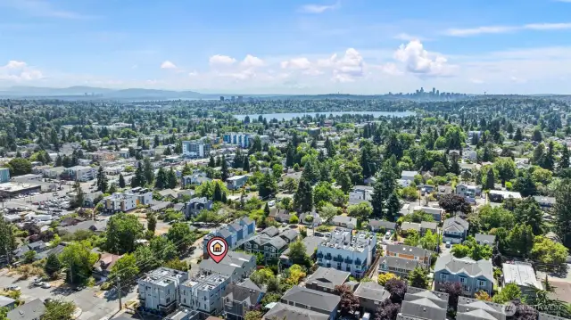 Close to Green Lake and easy access to downtown Seattle, this home has a high walkscore and bike score with easy transit option.