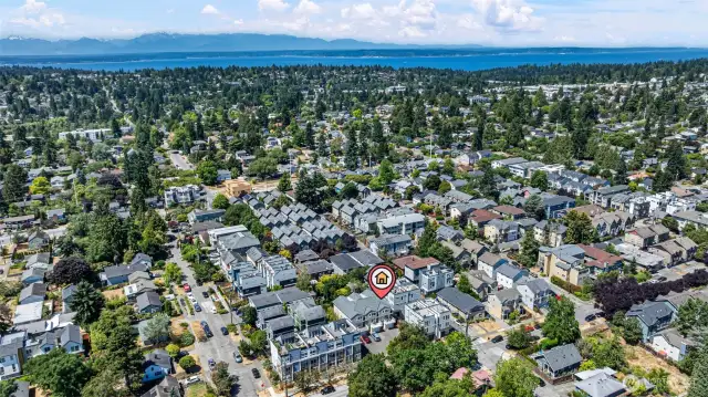 Ideally located in Greenwood where you can enjoy local pubs, restaurants, the Greenwood car show, Phinney Art Walk and much more.