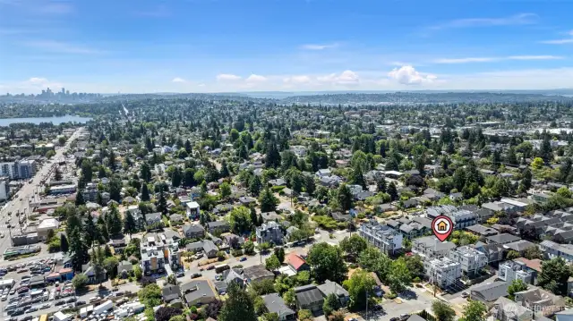Close in to downtown Seattle and Green Lake, walk to Greenwood Park and all that Greenwood Ave has to offer!