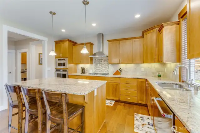 The kitchen has great space for creating your culinary masterpieces or just heating up pre-portioned meals. :)