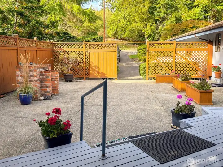 Outside patio! perfect for BBQ and entertaining.