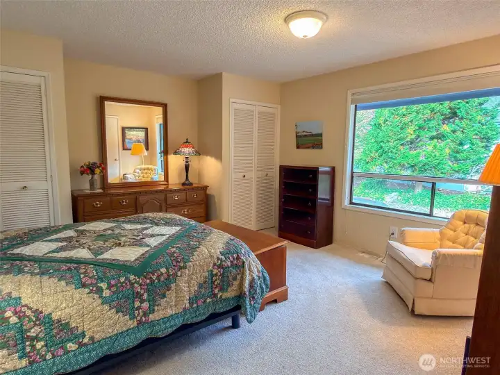 Secondary bedroom with access to Bath from bedroom