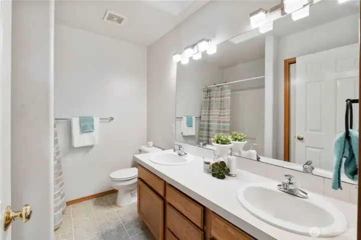 Upstairs hall full bath