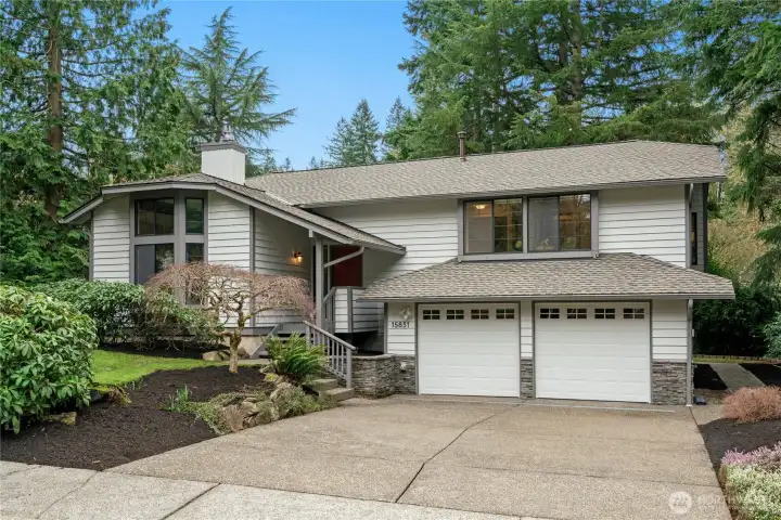 Beautiful Northwest Contemporary tucked into a quiet cul-de-sac in Bellevue’s desirable Whispering Heights neighborhood.