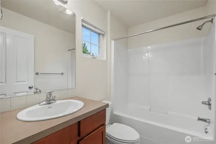 Upstairs kids/guest full bath.