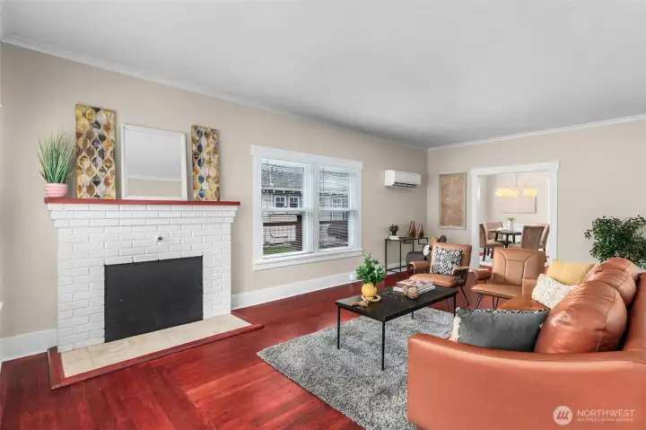 Light and bright living room with lots of space. Notice the mini-split heatpump, that will come in handy this Summer. Light and bright living room with lots of space. Notice the mini-split heatpump, that will come in handy this Summer.