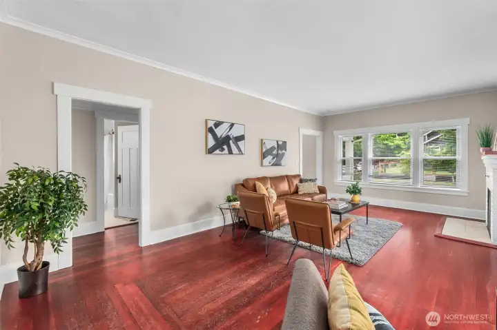 Tall ceilings & Lots of light. Tall ceilings & Lots of light.