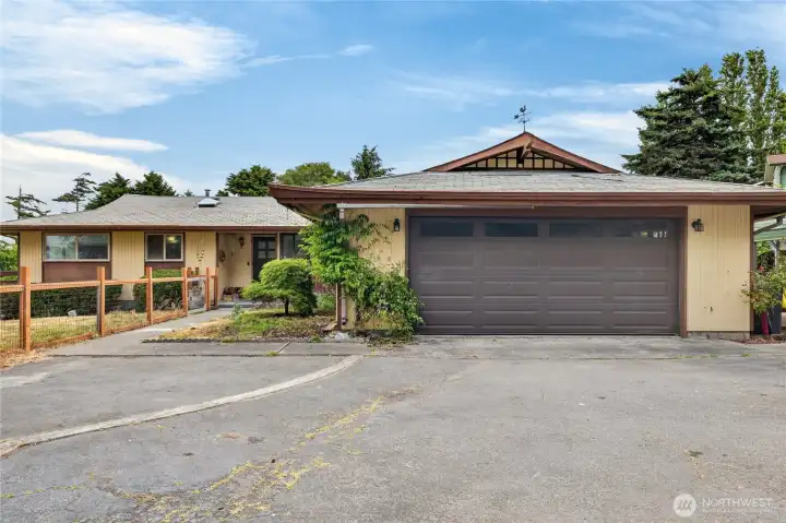 Lage two car garage on end of Williams street Lage two car garage on end of Williams street