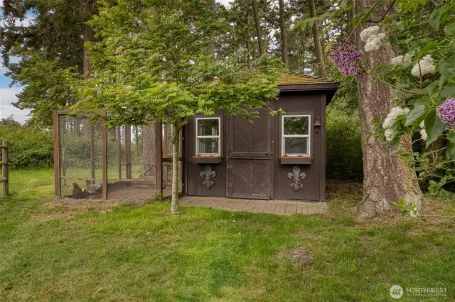 Hen house with a fully enclosed safe haven.