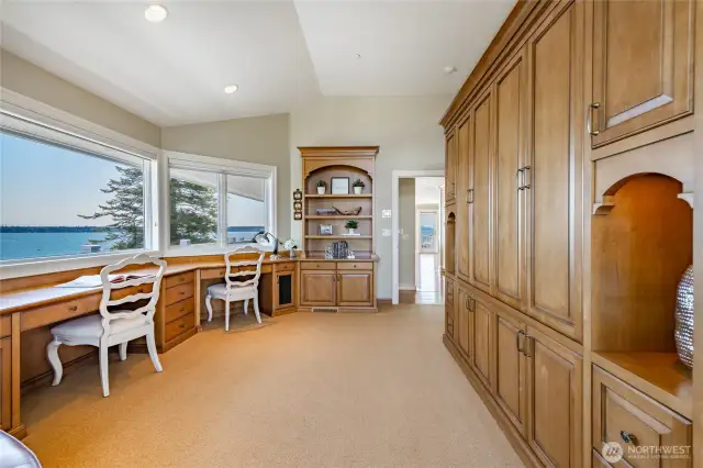 Office or guest suite- up to you!
