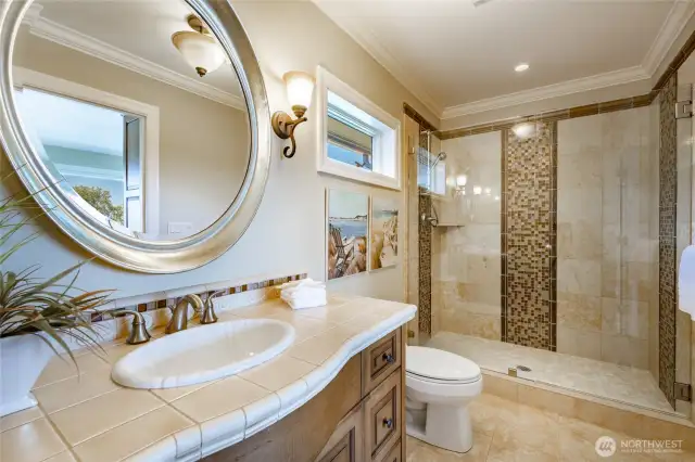 Main floor guest en-suite