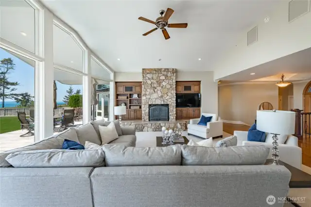 Light beams and vaulted ceilings for perfect living space