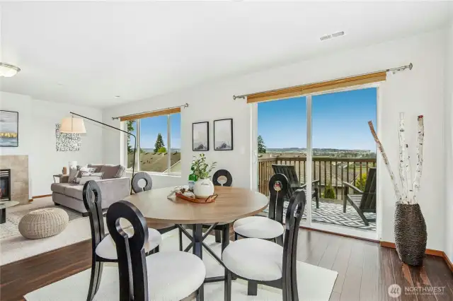 Lovely dining room area just off the kitchen
