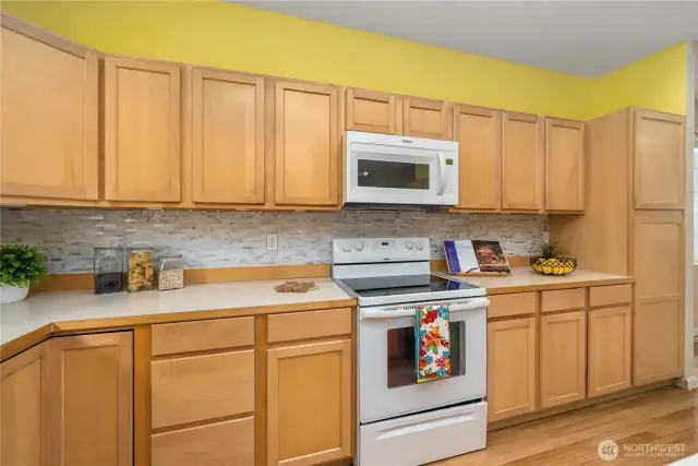 A closer look at the backsplash and all those gently-used cabinets.