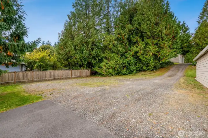 Parking and driveway to the shop
