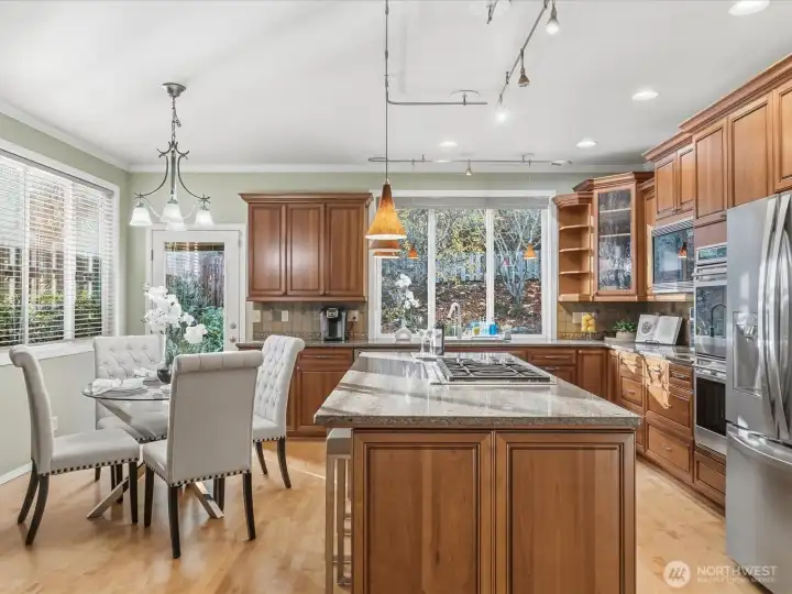 Kitchen w/ eat in space