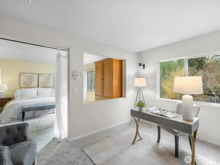 Pimary bedroom w/ sitting area