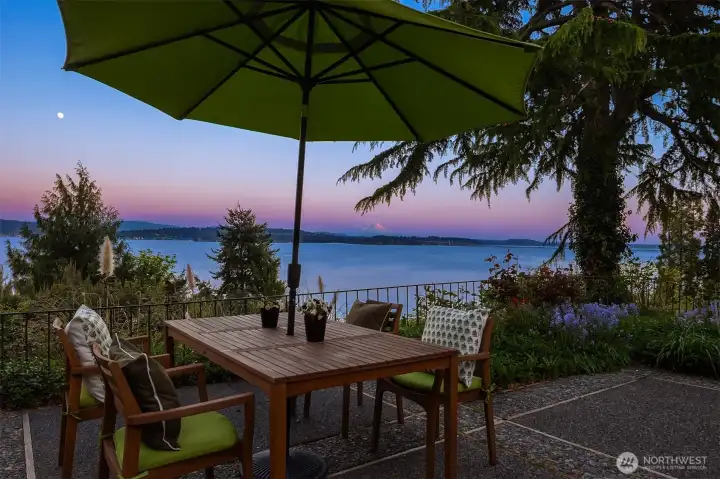 View patio for al fresco dining and Views to Mt Rainier