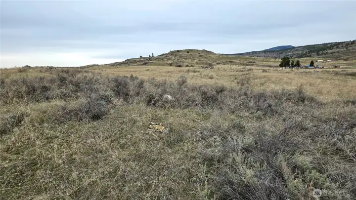 Standing at the South end. Build-ready with power in road. Fantastic views all around. Bring your ideas and start your project!