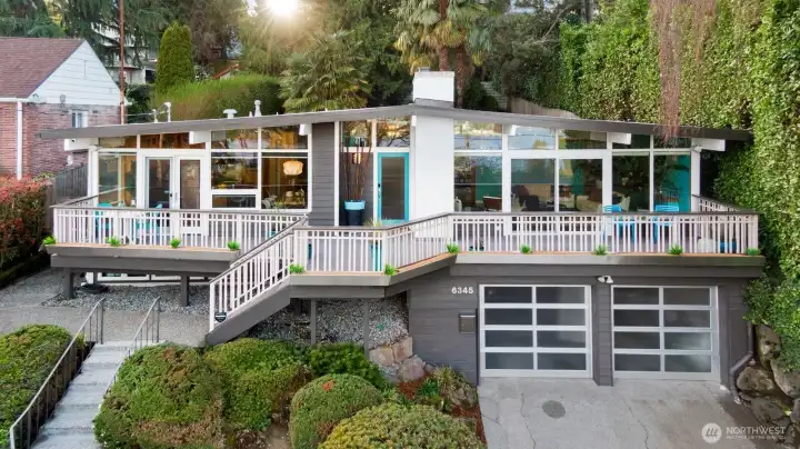 This east-facing, Mid-Century masterpiece captures the morning sun and sweeping Lake Washington views