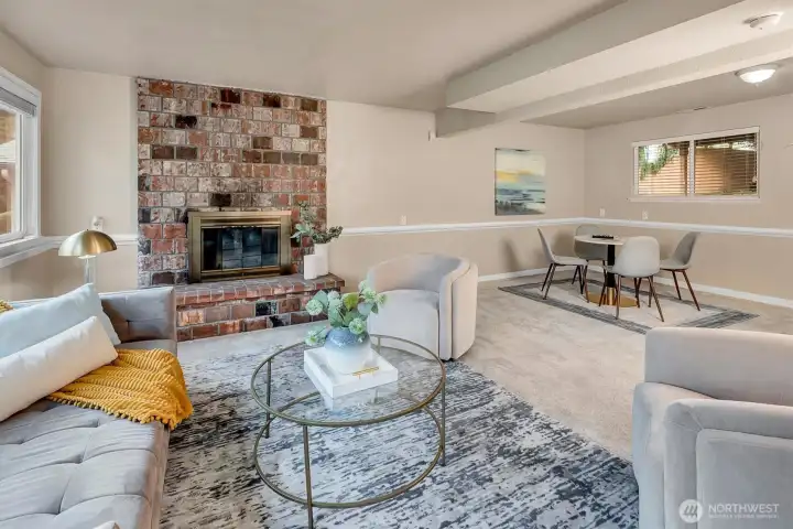 Large bonus room with 2nd fireplace