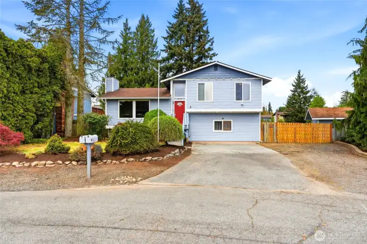 Multiple vehicle parking even room for an RV