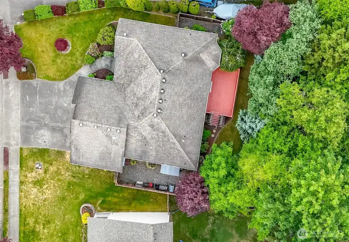 Great lot with privacy extending into the trees!