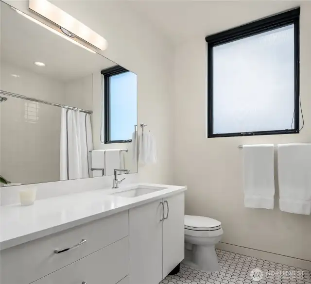 Full bathroom that the two bedrooms share.