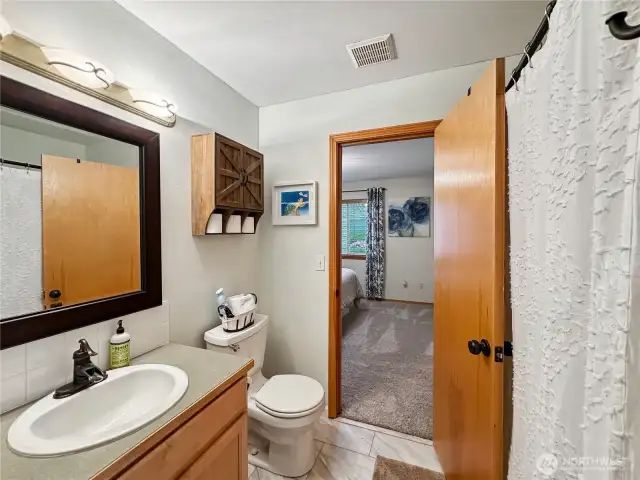 In the main level you’ll find a full back for guests, connected to a large guest bedroom.