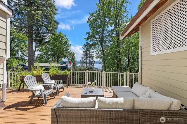 Awe....enjoy the deck with a glass of wine wine at the end of a long day looking out the lake