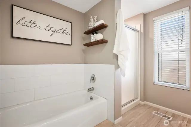 Another view of the full bath.