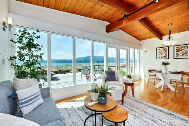 Wonderful wood beamed ceilings.