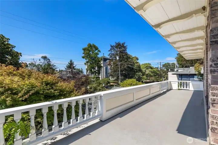 Large deck from the 2nd floor, overlooking the neighborhood.